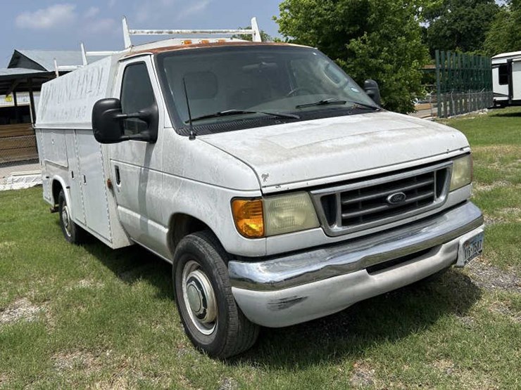 2004-ford-e350-image-3