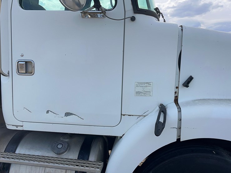 1995-volvo-truck-image-16