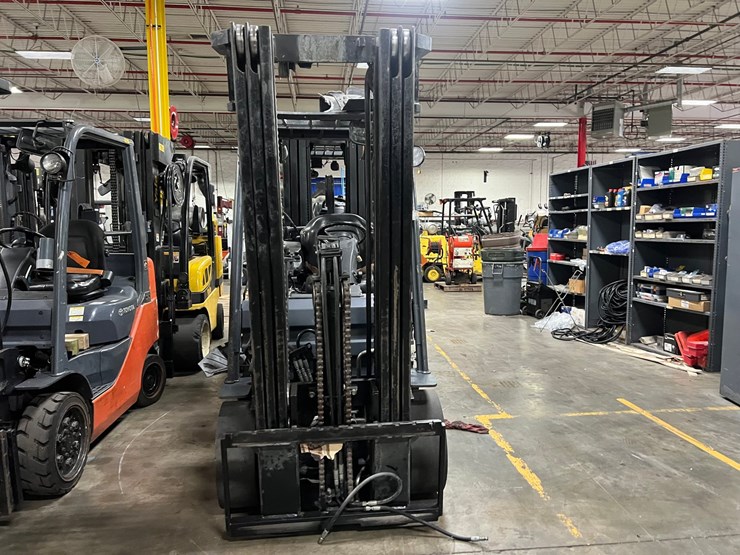 #2002-•-toyota-forklift-(parts-only)-image-2