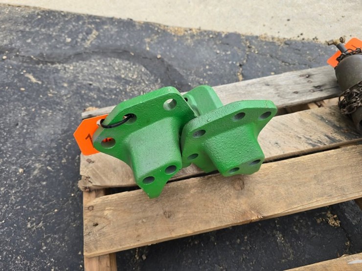 #1030-•-john-deere-clam-shell-fender-brackets-image-3