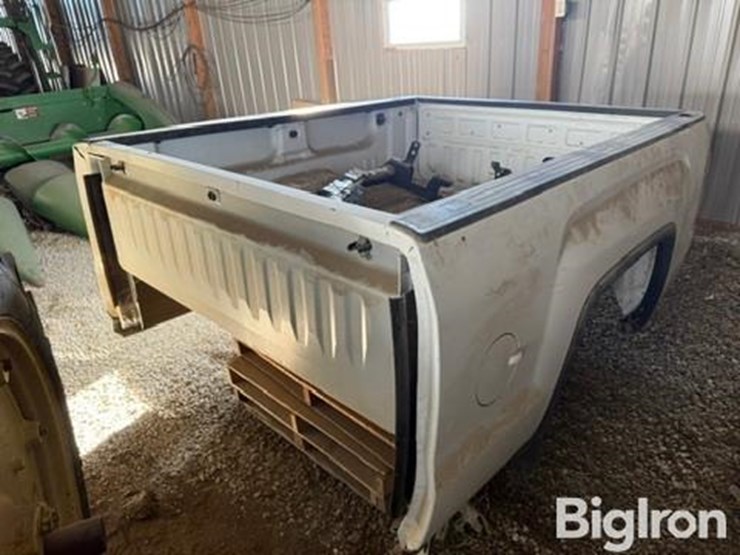 gmc-sierra-pickup-bed-image-1