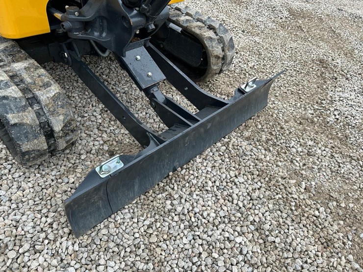 2023-deere-17g-image-10