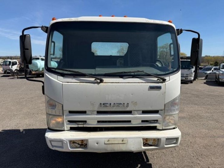 2015-isuzu-nrr-image-35