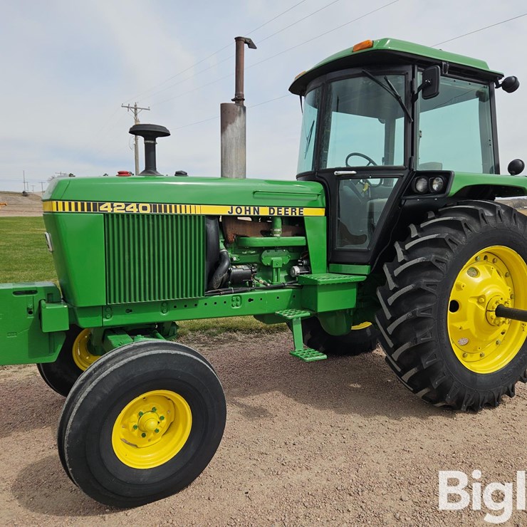 1982 JOHN DEERE 4240