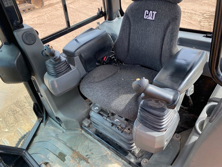 2016-caterpillar-d5k2-lgp-image-48