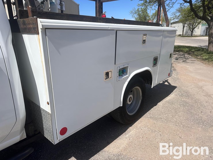 2021-chevrolet-3500-image-10