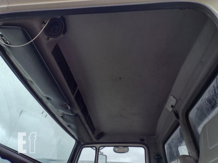 2002-freightliner-fl70-image-17