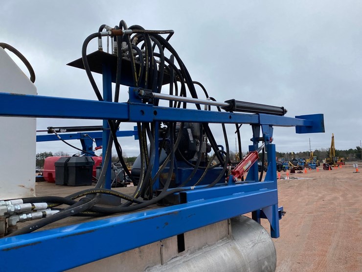 #1575-•-28'6"-pontoon-barge-with-crane-(no-title)-image-31