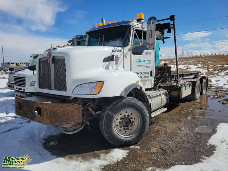 non-operable-2015-kenworth-t4-series-t/a-hook-lift-truck-image-1