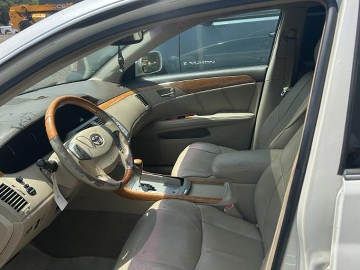 #3-•-2005-toyota-avalon-image-10