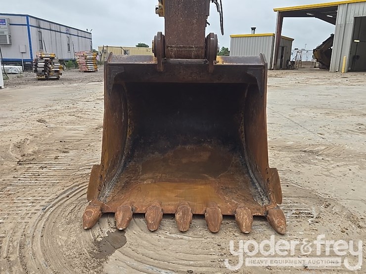 2021-caterpillar-336-image-26