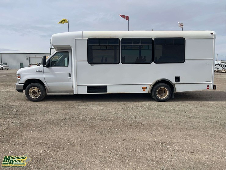 2016-ford-e-series-s/a-21-passenger-bus-image-2