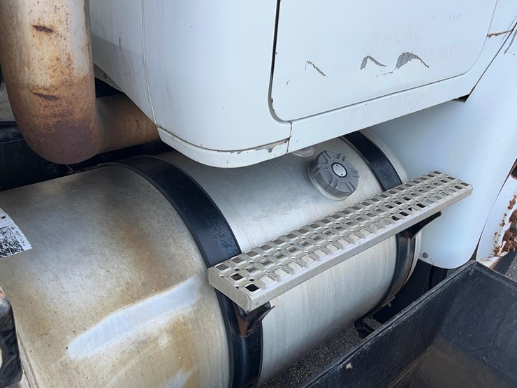 1995-volvo-truck-image-13