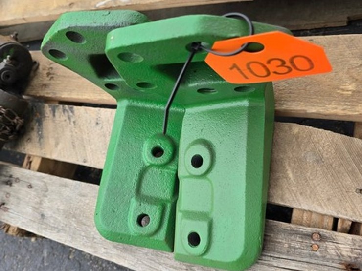 #1030-•-john-deere-clam-shell-fender-brackets-image-1