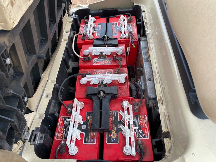 #1581-•-club-car-electric-golf-cart-with-charger-image-24