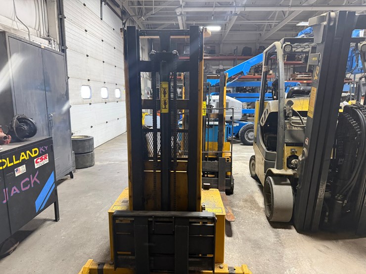 #2074-•-big-joe-electric-lift-truck-image-7