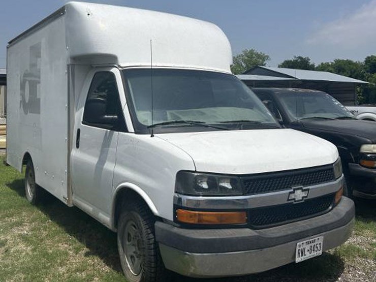 #4-•-2017-chevrolet-express-box-truck-image-3