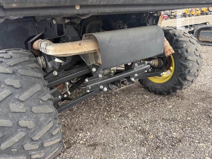 2022-john-deere-gator-xuv-835m-image-11