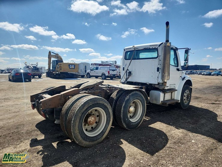 2007-freightliner-m2-106-image-4