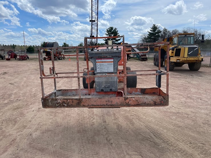 2016-jlg-400s-image-2