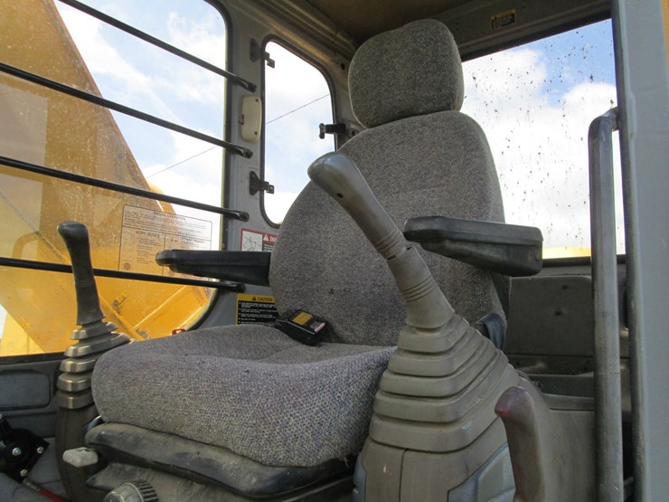 deere-200-lc-image-48