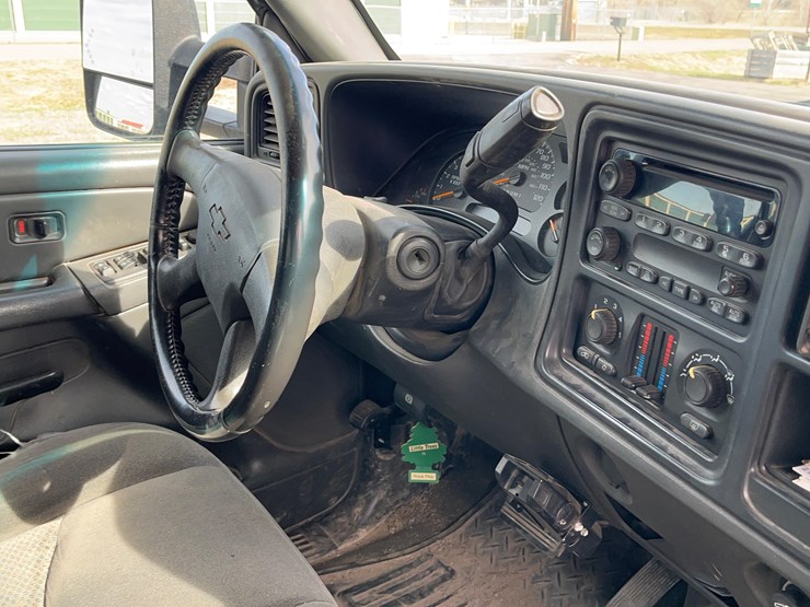 2006-chevrolet-silverado-2500-pickup-image-35
