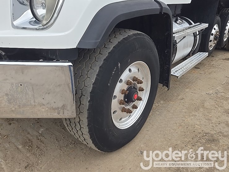 2019-freightliner-108sd-image-11