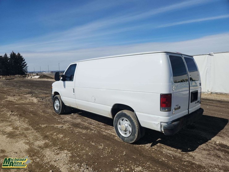 2010-ford-cargo-image-3