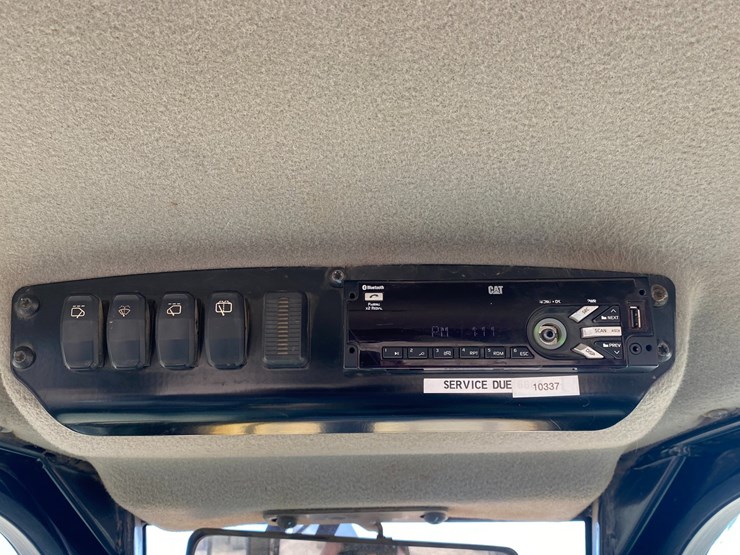 2016-caterpillar-d5k2-lgp-image-51