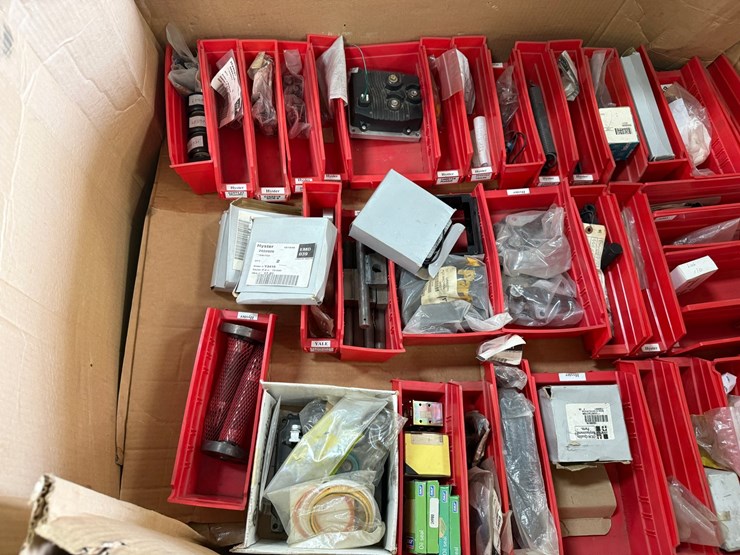 #2042-•-pallet-of-misc.-forklift-parts-image-3
