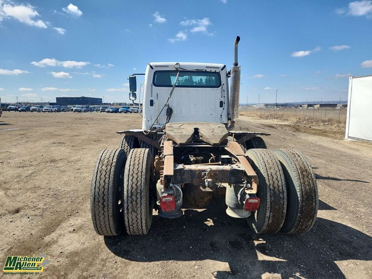 2007-freightliner-m2-106-image-21