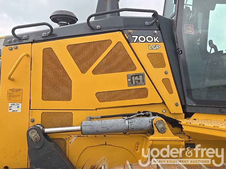 2019-deere-700k-lgp-image-48