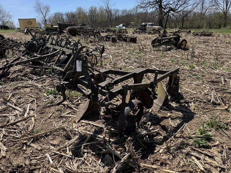 john-deere-3-bottom-plow-image-3