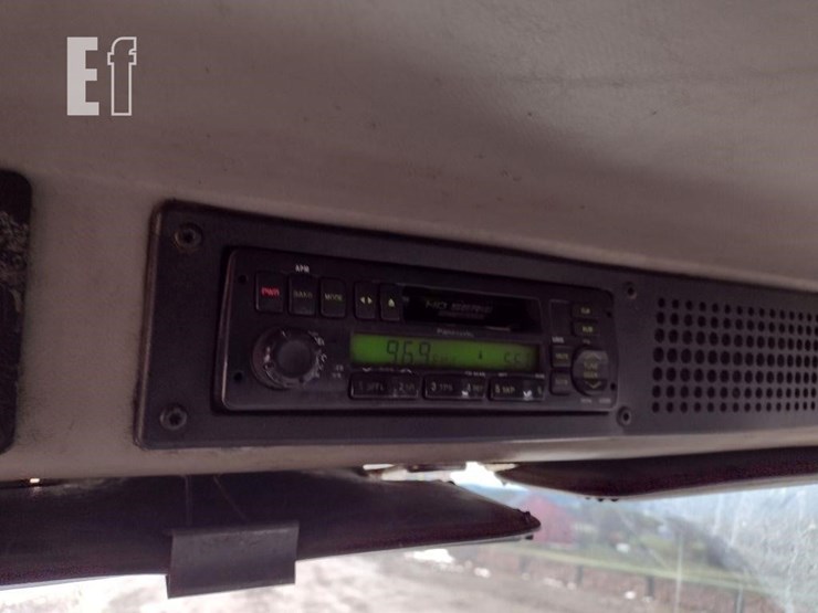 2002-freightliner-fl70-image-14