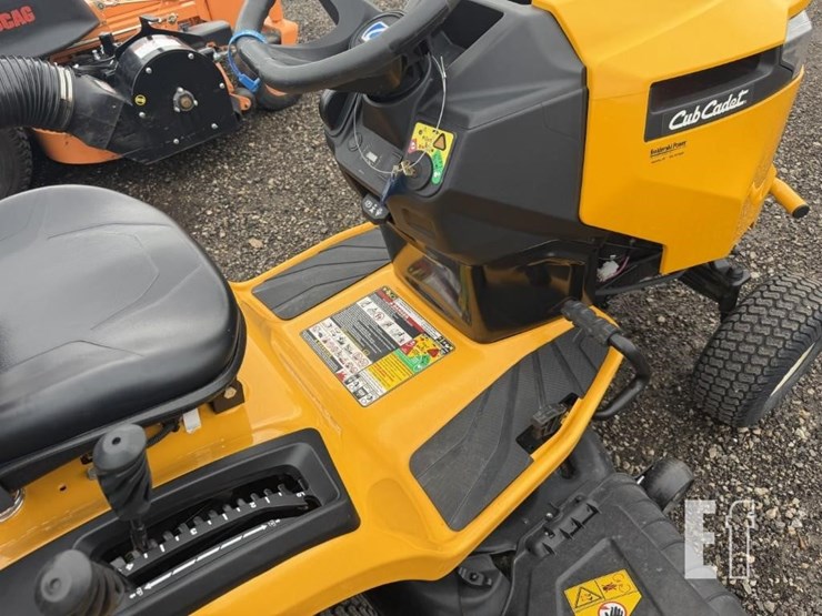 2017-cub-cadet-xt2-lx42-image-11