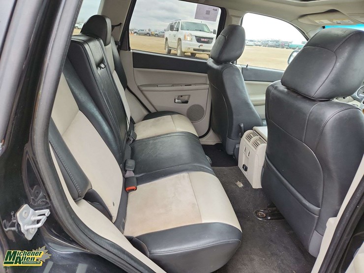 2010-jeep-grand-cherokee-image-18