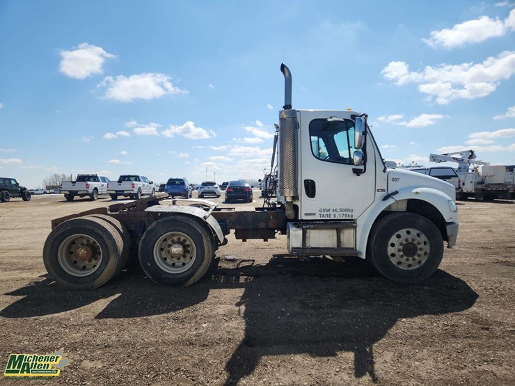 2007-freightliner-m2-106-image-22