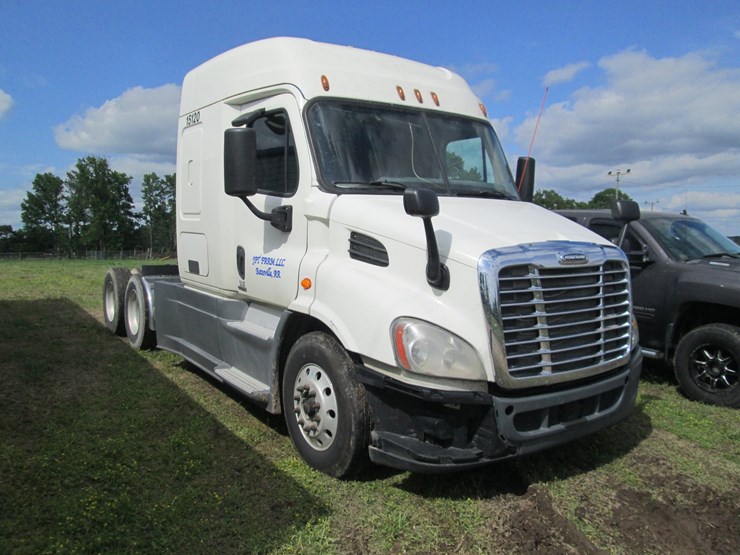 2016-freightliner-cascadia-113-image-2