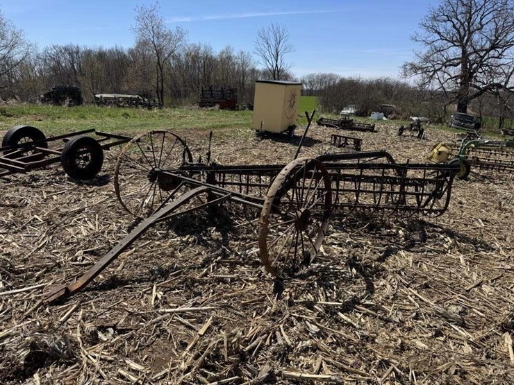 side-delivery-rake-on-steel-image-2