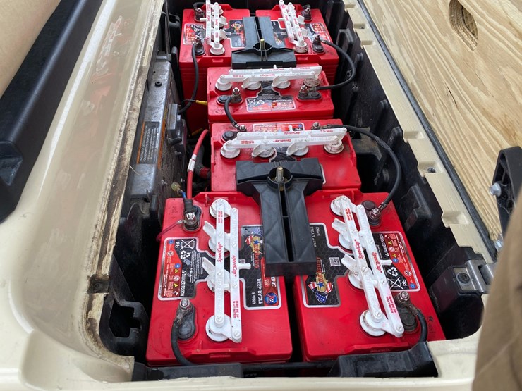 #1579-•-club-car-electric-golf-cart-with-charger-image-22