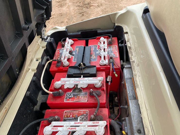 #1581-•-club-car-electric-golf-cart-with-charger-image-25