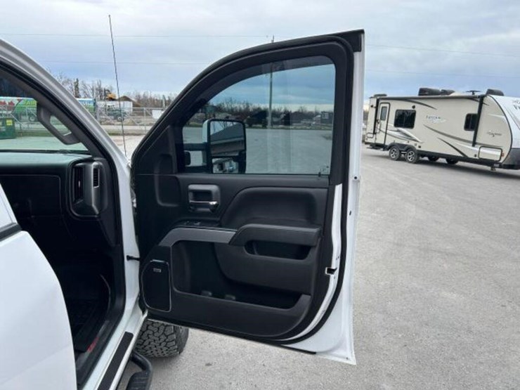 2018-chevrolet-silverado-1500-ltz-image-35