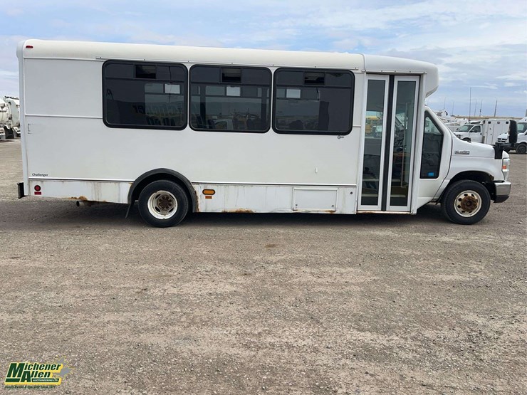 2016-ford-e-series-s/a-21-passenger-bus-image-6