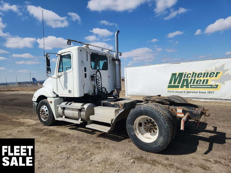 2005-freightliner-columbia-120-image-3