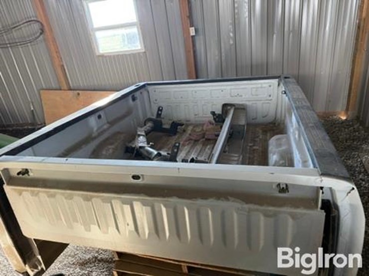 gmc-sierra-pickup-bed-image-2