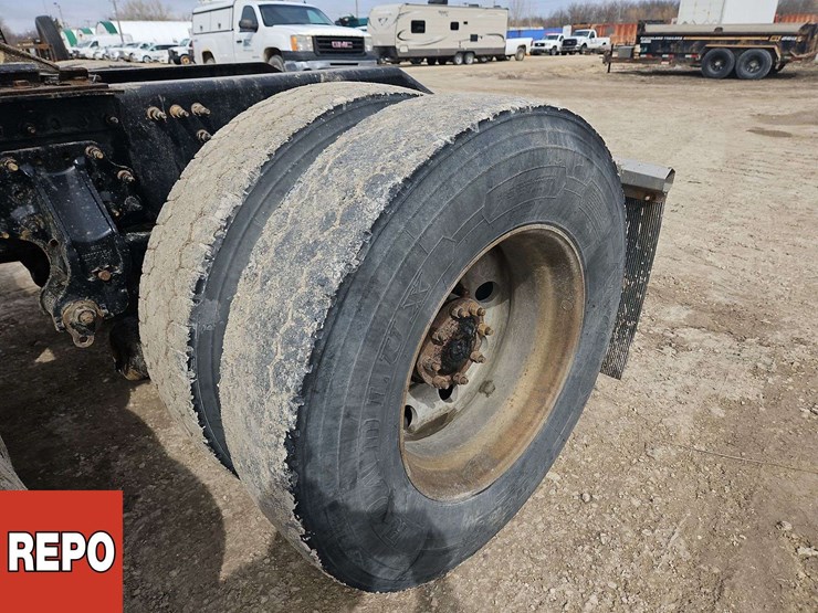 2024-volvo-vnl-t/a-sleeper-tractor-image-16