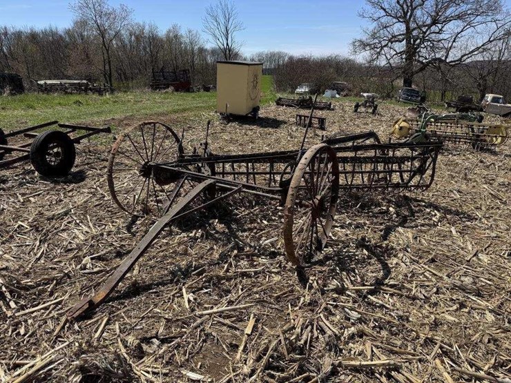 side-delivery-rake-on-steel-image-1