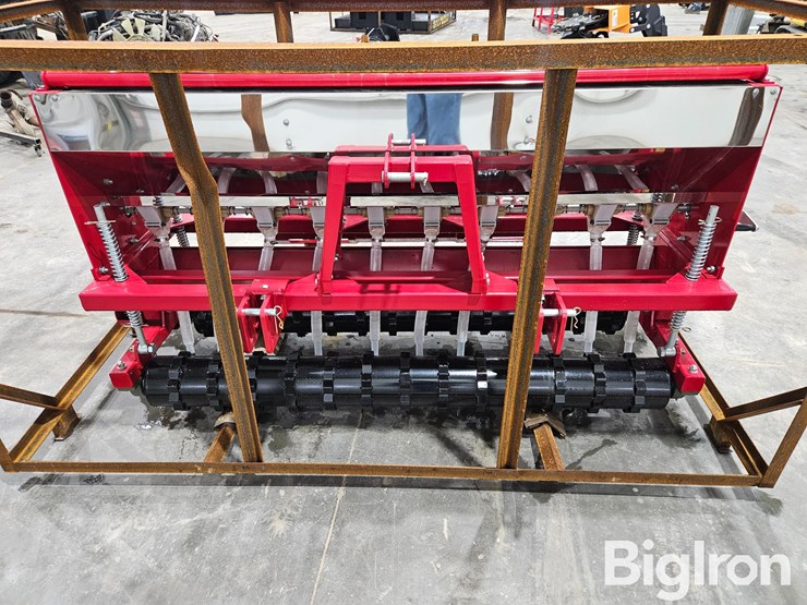 2025-massey-ferguson-730-image-2