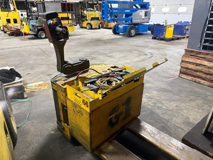 #2072-•-big-joe-electric-lift-truck-image-4
