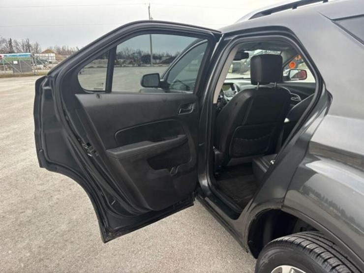 2017-chevrolet-equinox-image-50